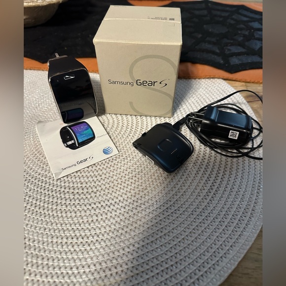 Samsung Smartwatch with Black and Silver Design - Picture 1 of 12